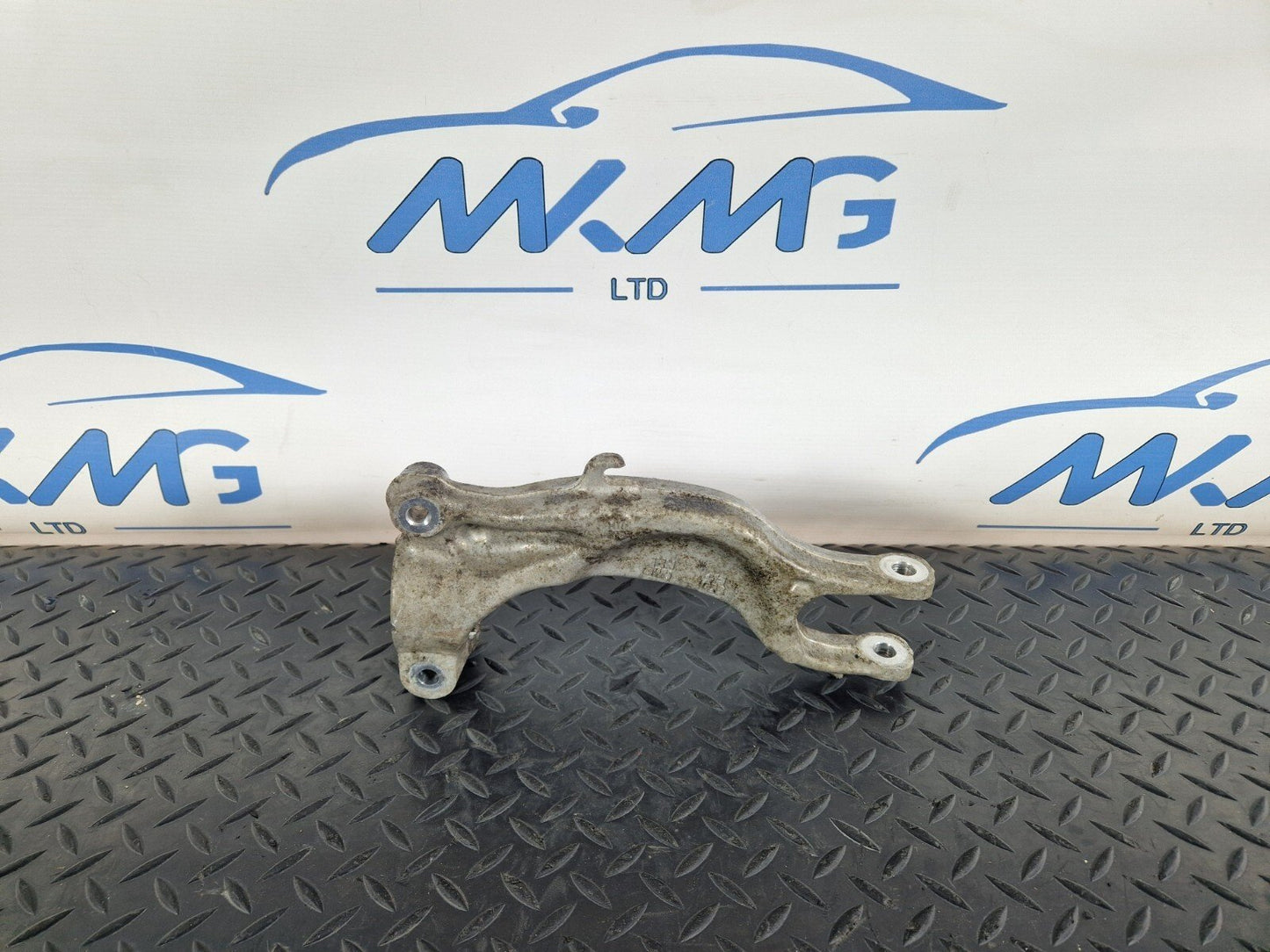 16-19 AUDI A4 AVANT B9 FRONT RIGHT SIDE SUSPENSION STRUT BRACKET 8W0413038