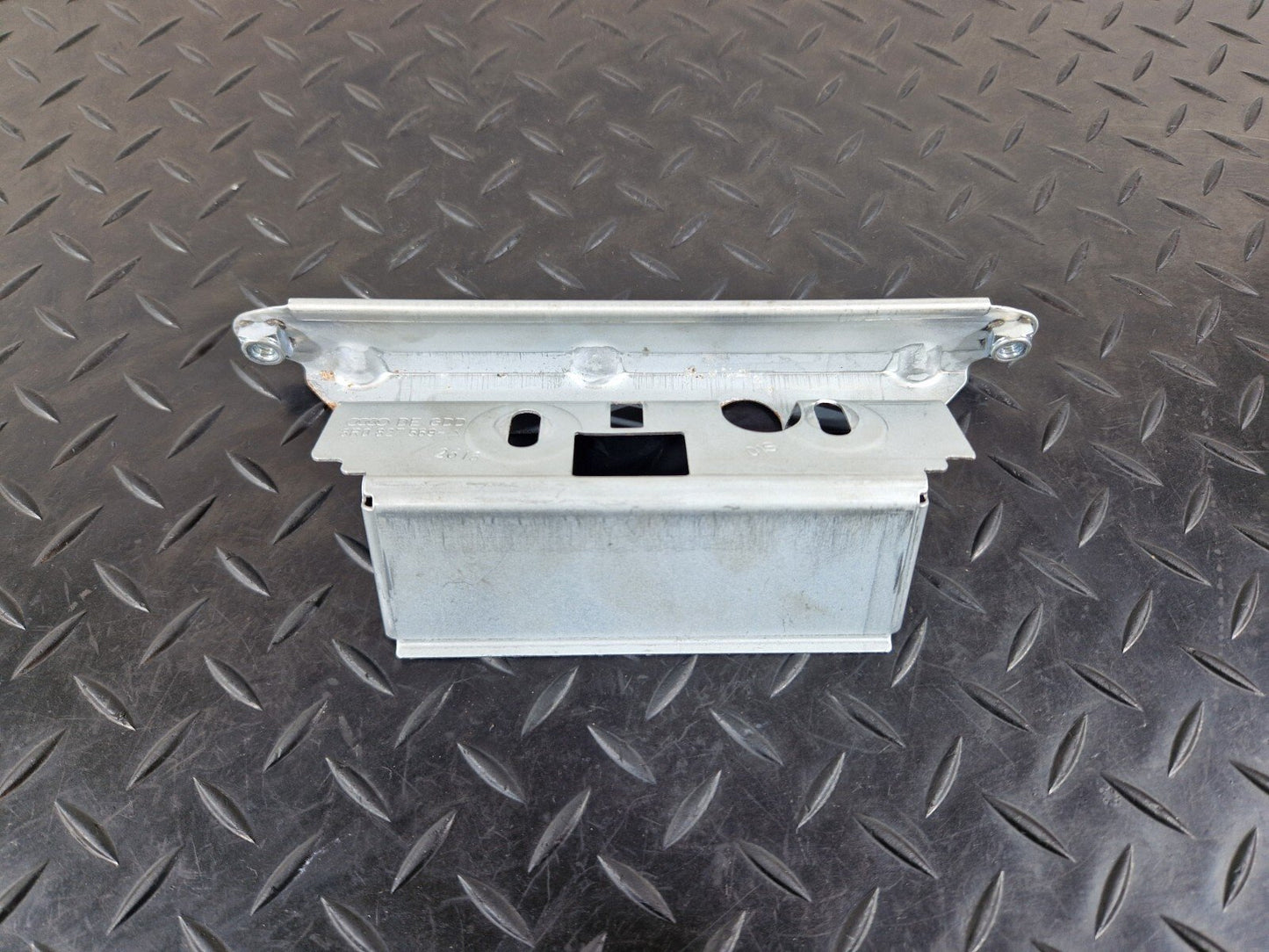 12-17 AUDI Q5 GENUINE OEM BOOTLID HANDLE MOUNTING PLATE BRACKET 8R0827569A