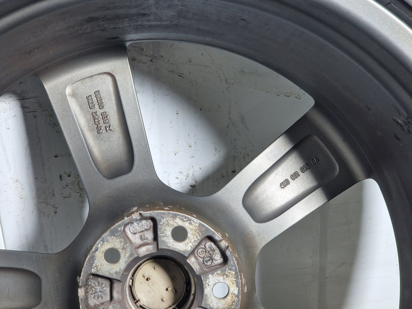 Audi A7 21" Alloy Wheel with Tyre 285/30/21 4mm 4H0601025AT