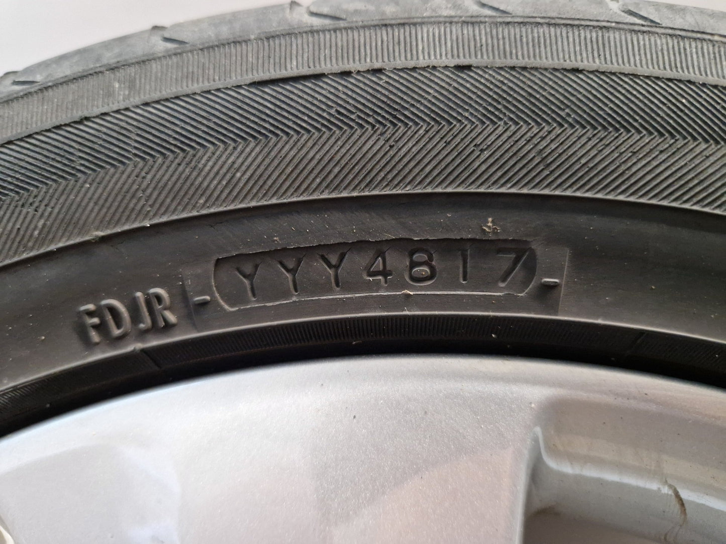 Vauxhall Astra MK6 (J) (A3400) 17" Alloy Wheel with Tyre 225/50/17 ~4mm