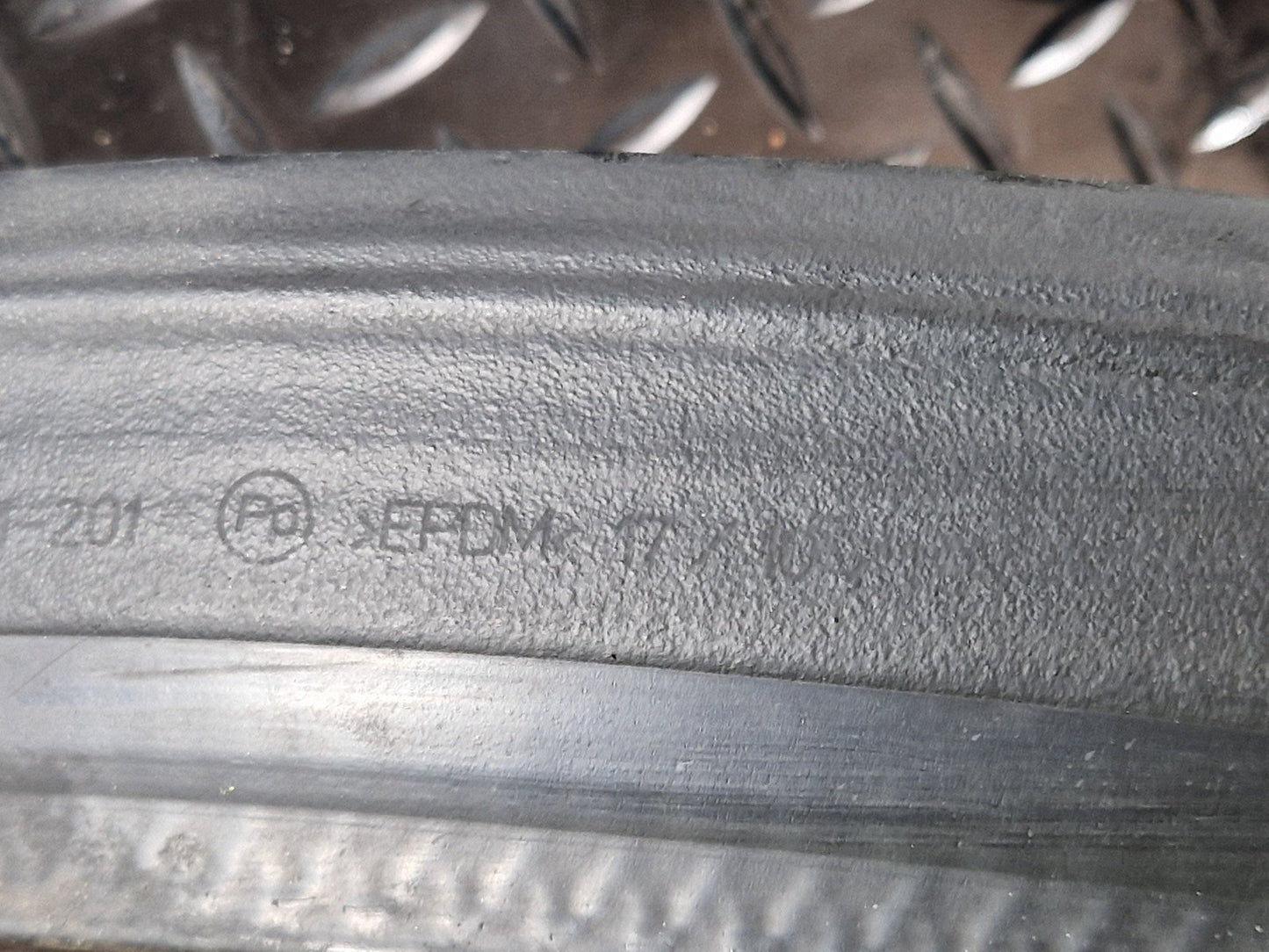 19-ON MERCEDES BENZ B CLASS W247 GENUINE ENGINE RUBBER SEALING