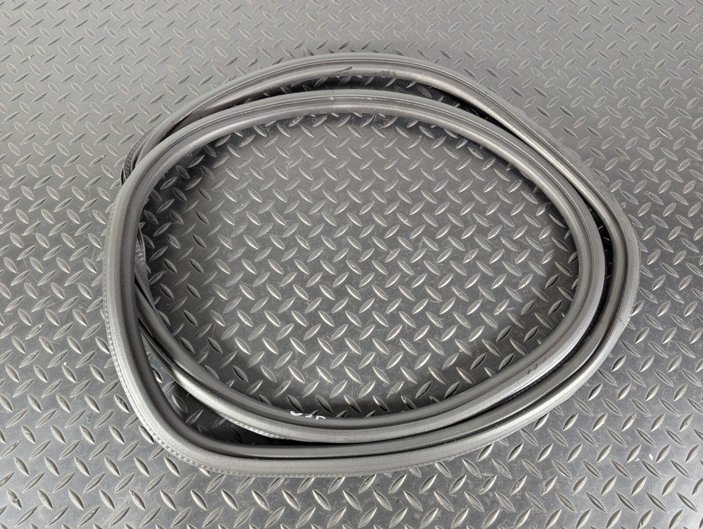 16-19 AUDI A4 B9 SALOON OEM REAR DOOR RUBBER SEAL FITS LEFT & RIGHT 8W5833721B