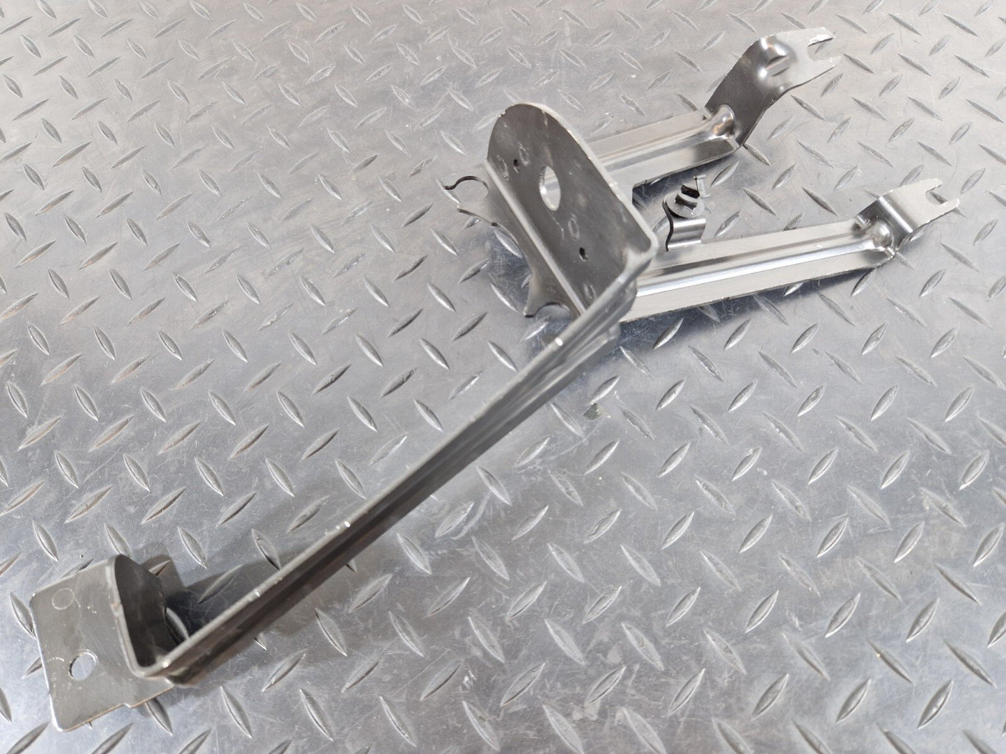 18-ON MERCEDES BENZ A CLASS W177 ABS PUMP MOUNT BRACKET SUPPORT A1774303400