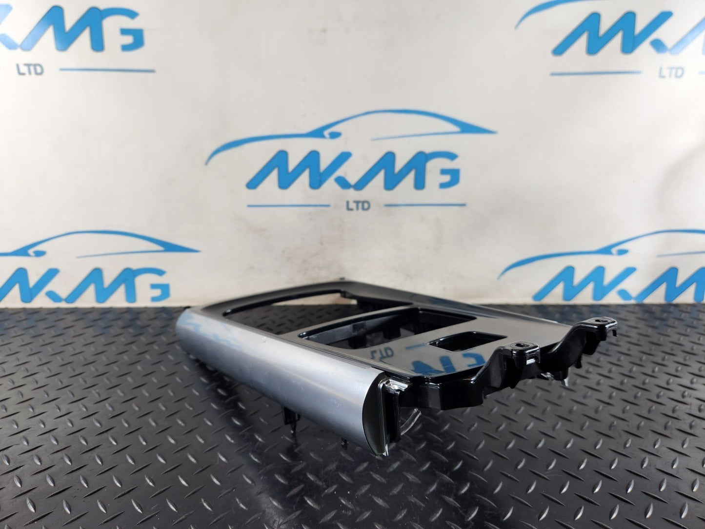 19-ON MERCEDES BENZ B CLASS W247 CENTRE CONSOLE TRIM GENUINE A2476807103