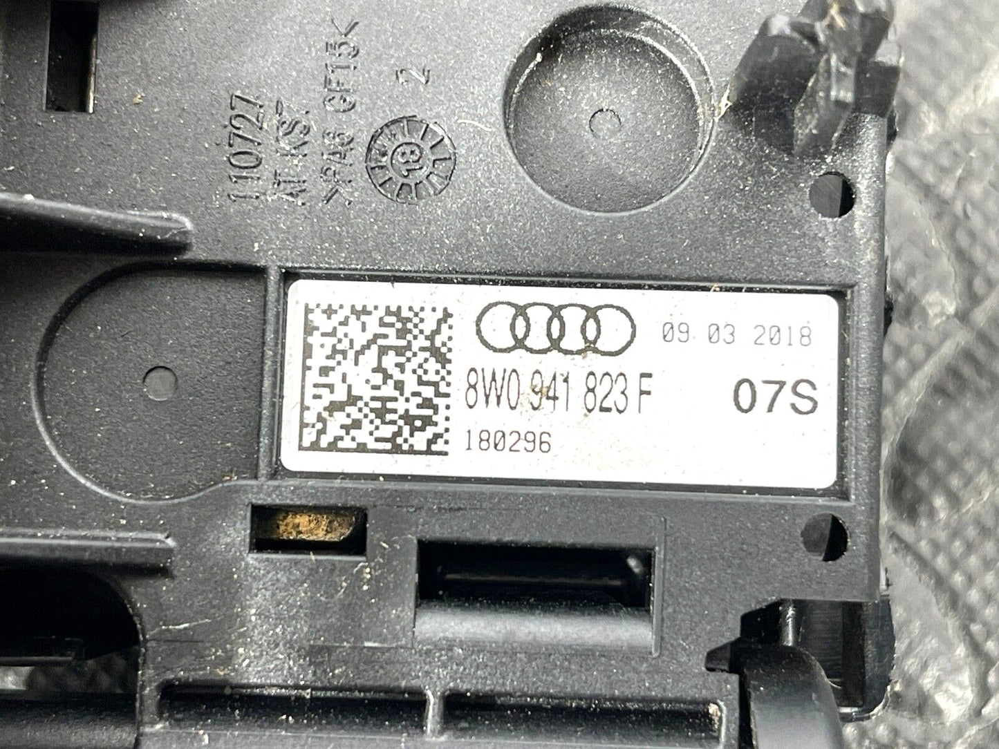 16-19 AUDI A4 B9 AVANT GENUINE POSITIVE BATTERY POWER DISTRIBUTION BOX CONNECTOR