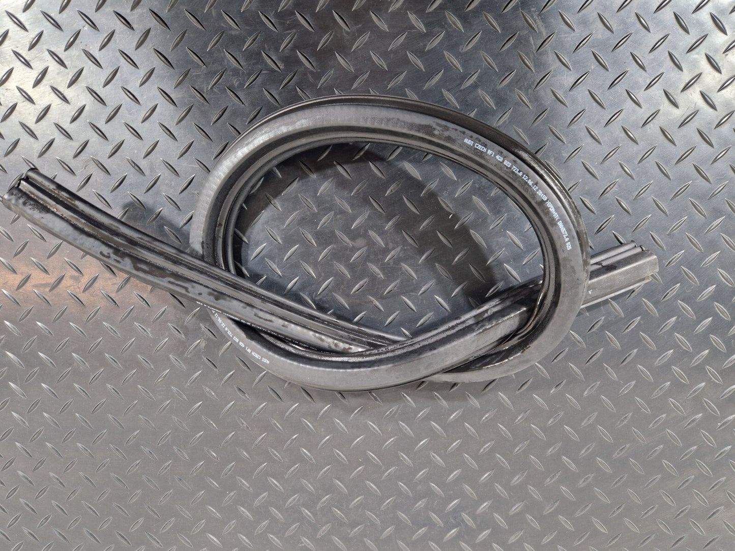 10-18 AUDI A7 4G S-LINE GENUINE ENGINE BAY BONNET RUBBER WEATHER SEAL 4G8823723A