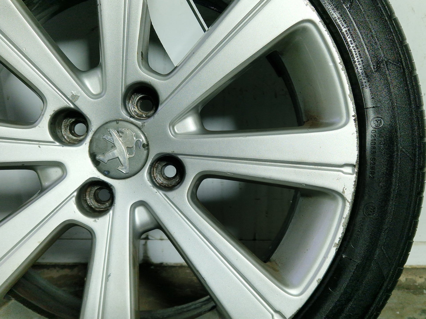 Peugeot 308 MK1 (T7) 17" Alloy Wheel with Tyre 225/45/17 ~4mm 9673707777