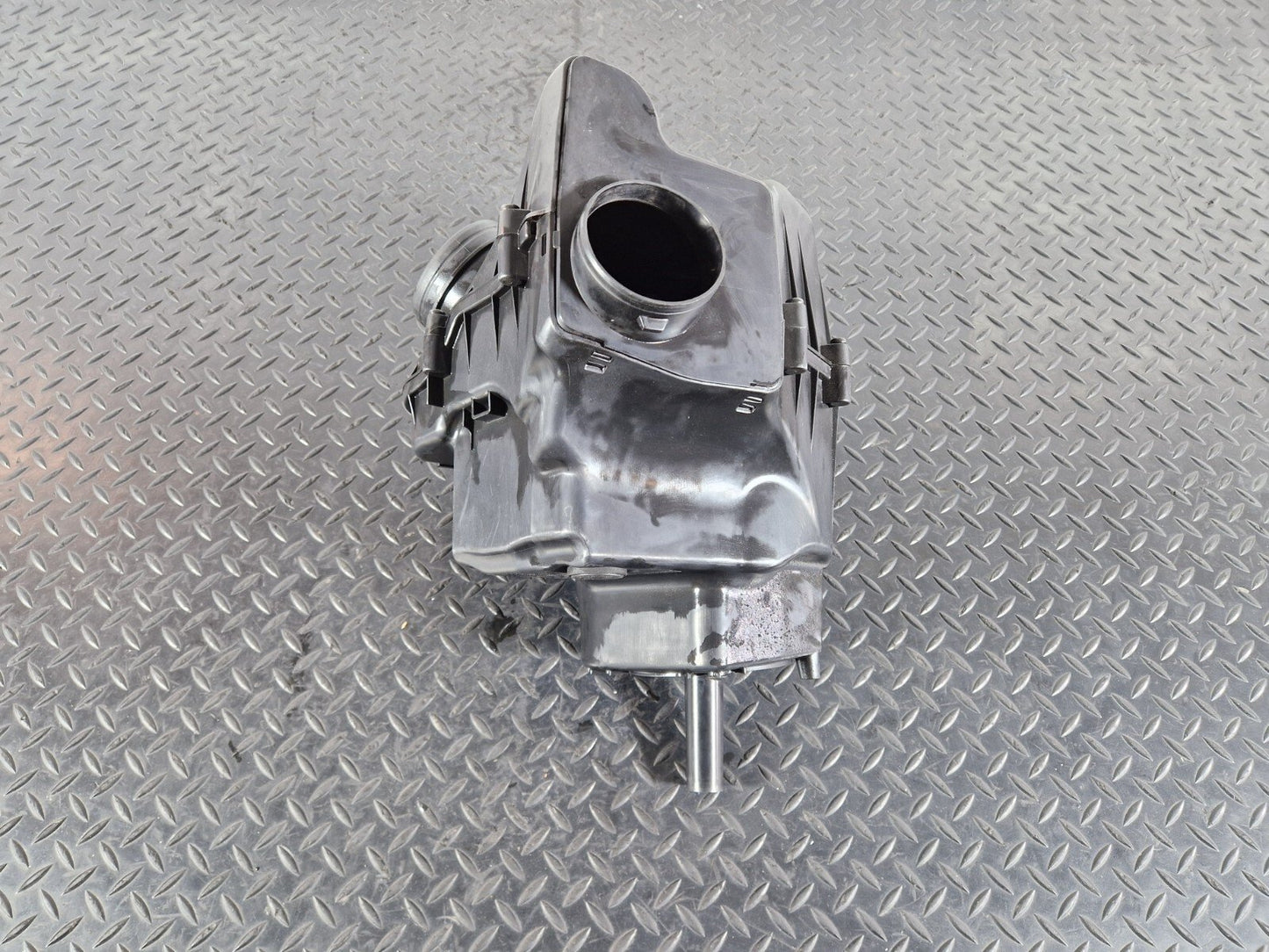 10-17 AUDI A8 4H AIR FILTER BOX HOUSING 4H0133823
