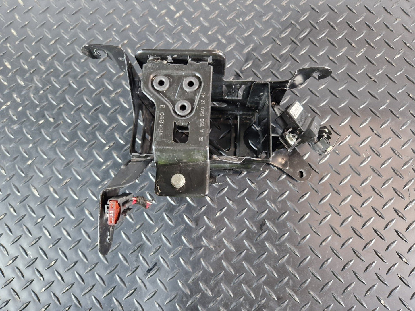 16-19 MERCEDES BENZ GLE W166 BATTERY MOUNT SUPPORT BRACKET & RELAY A1665401240