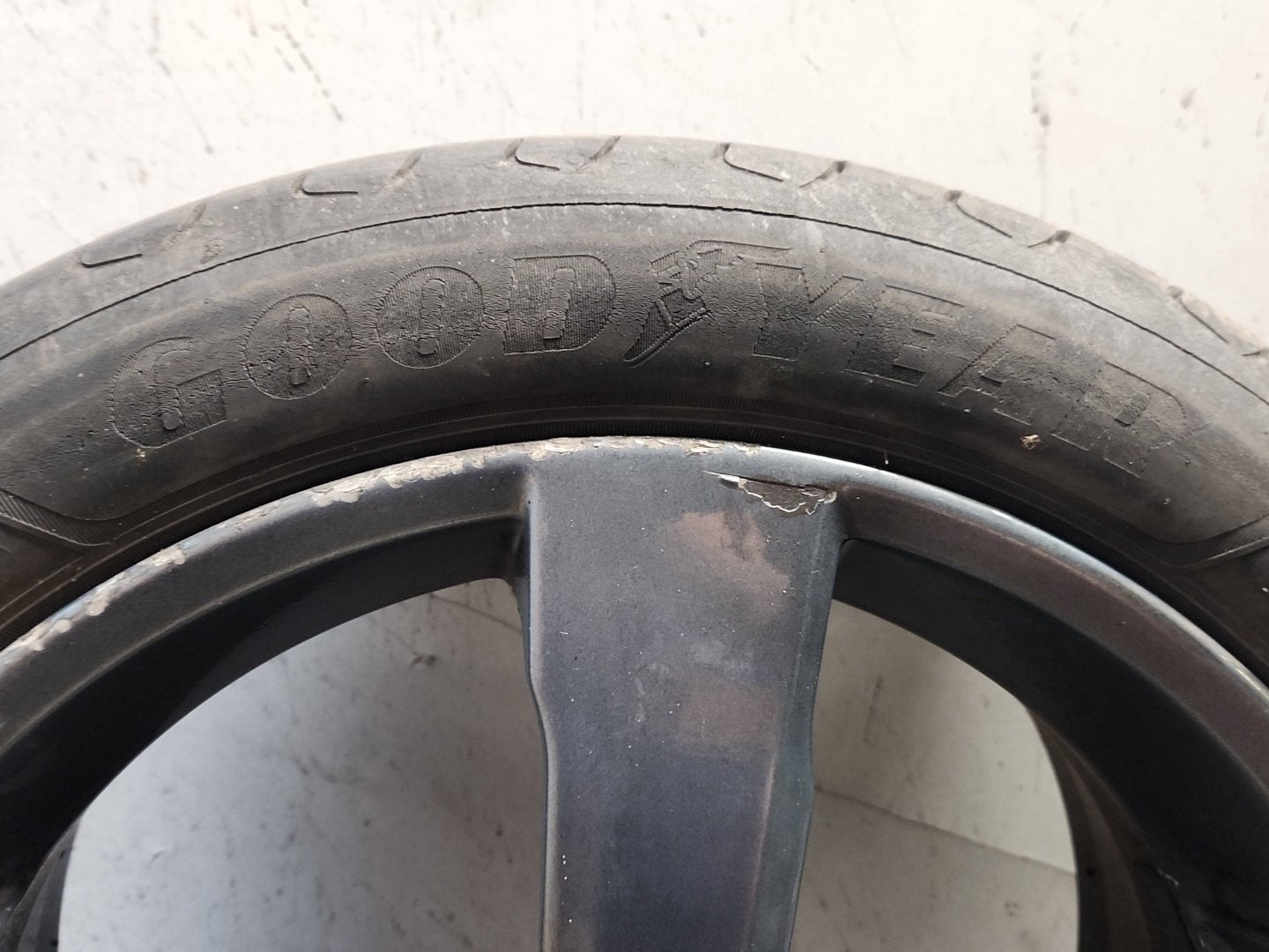 Volvo C30 MK1 FL (MK) (533) 17" Alloy Wheel with Tyre 205/50/17 ~3mm 31290177