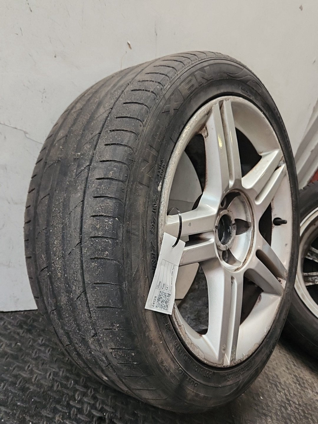Audi A4 B7 17" Alloy Wheel with Tyre 235/45/17 8E0601025AS