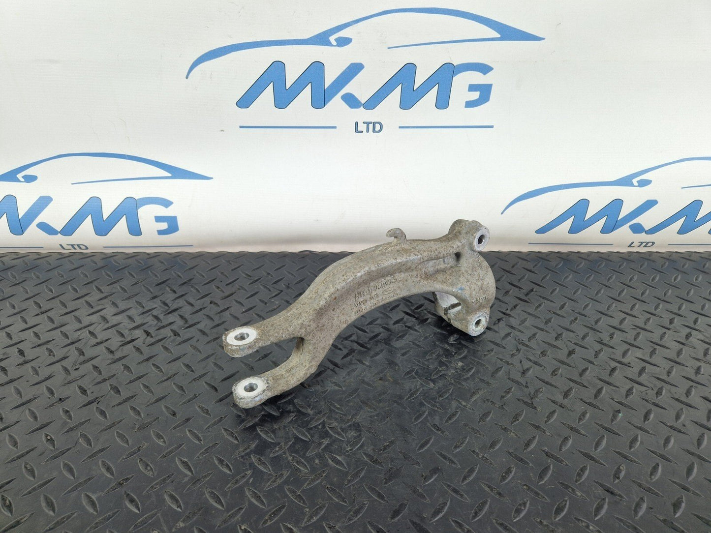 16-19 AUDI A4 B9 OEM FRONT RIGHT SIDE SHOCK ABSORBER HOLDER 8W0038
