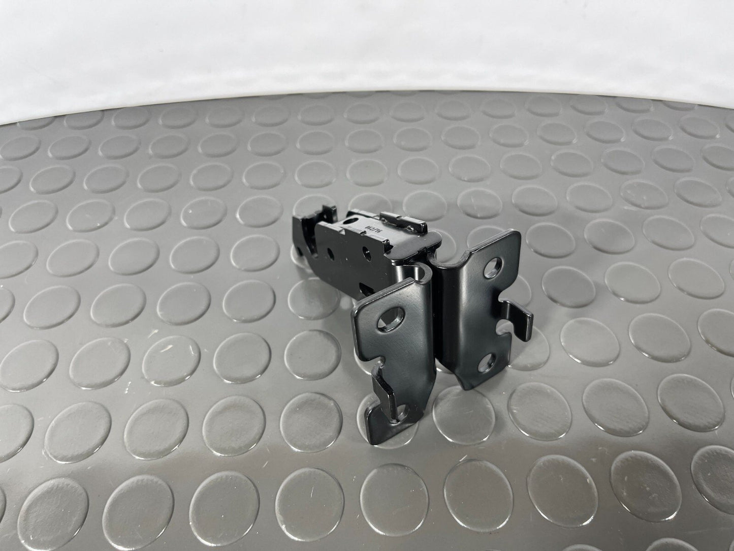16-19 AUDI A4 B9 SALOON GENUINE REAR CENTRE SEAT BRACKET 8W0886177A