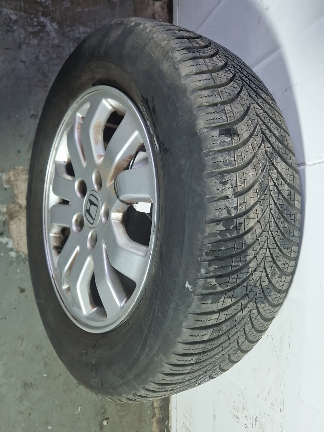 Honda CR-V MK2 (RD88) 16" Alloy Wheel with Tyre ~6mm 215/65/16