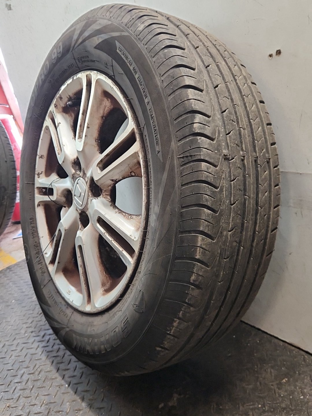 2010 Honda Insight MK2 (ZE2) 15" Alloy Wheel with Tyre 195/65/15 ~5mm