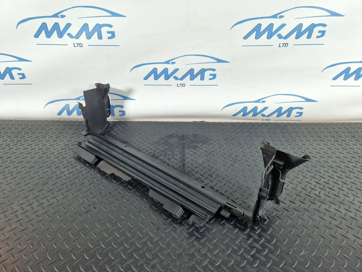 14-21 MERCEDES BENZ W205 GENUINE RADIATOR AID GUIDE TRIM PANEL A2055050330