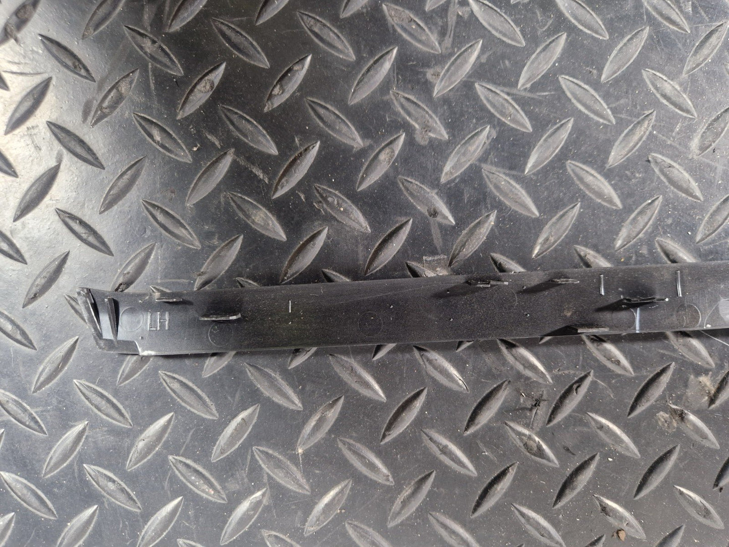 19-ON RANGE ROVER EVOQUE L551 REAR LEFT MOULDING TRIM K8D2045D71A