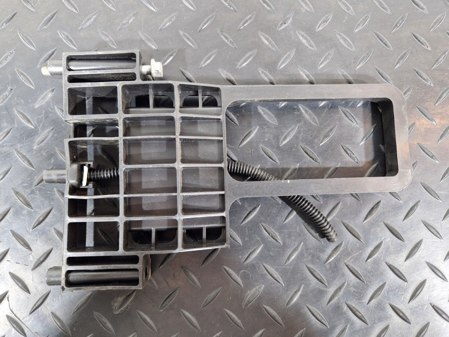 18-ON MERCEDES BENZ SPRINTER W907 OEM BATTERY HOLDER BRACKET A9065410400