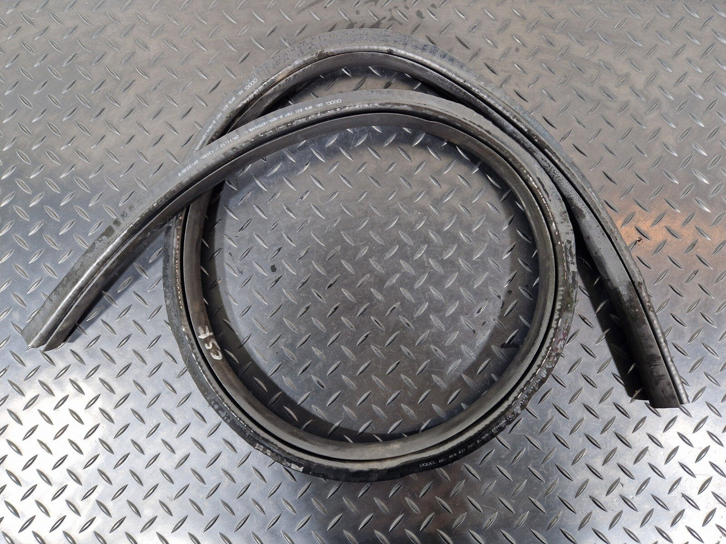 12-17 AUDI S5 CONVERTIBLE FRONT LOWER DOOR RUBBER SEAL 8F0831707
