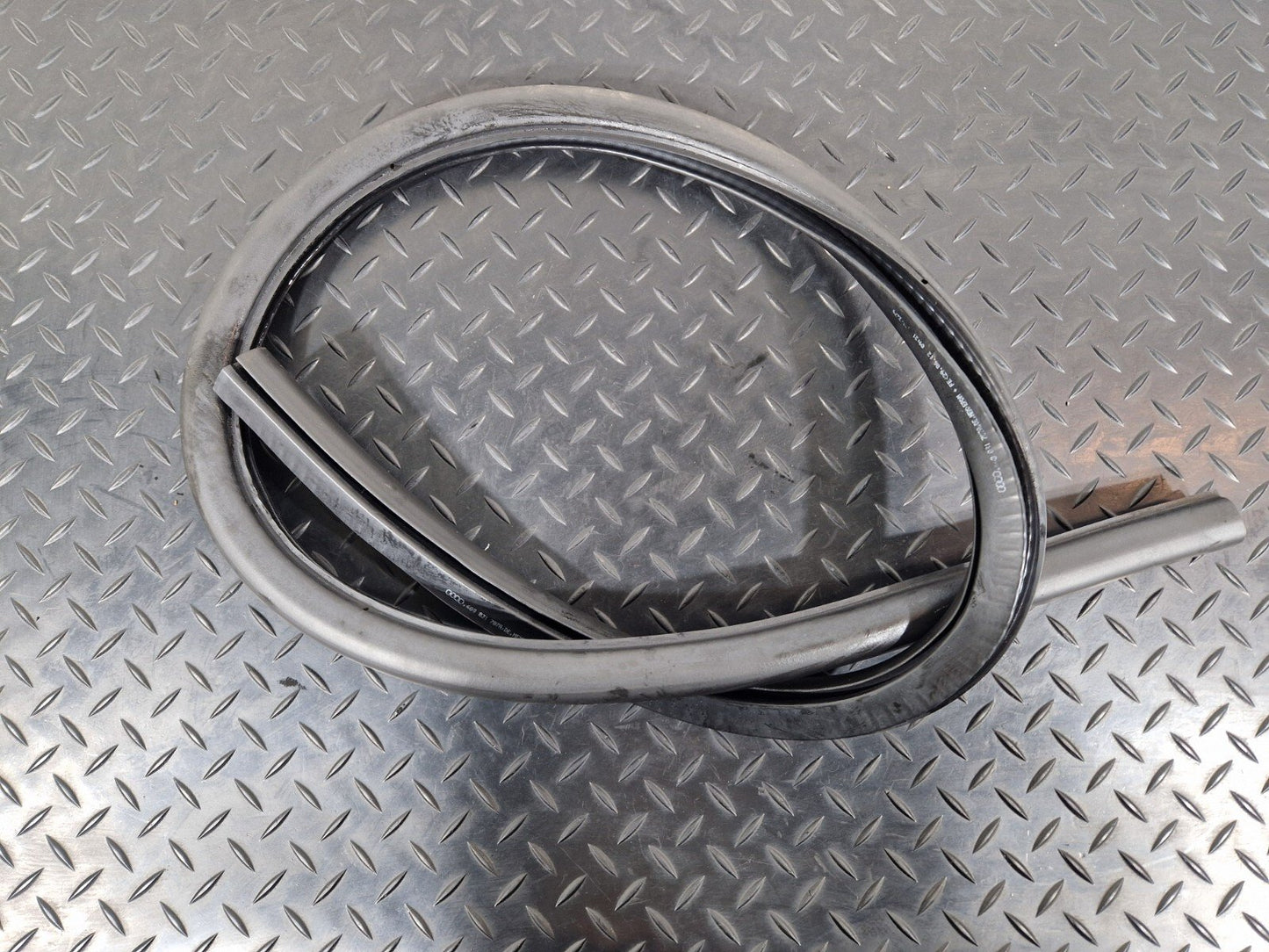 10-18 AUDI A7 4G S-LINE GENUINE FRONT LEFT NSF RUBBER WEATHER SEAL 4G8831707A