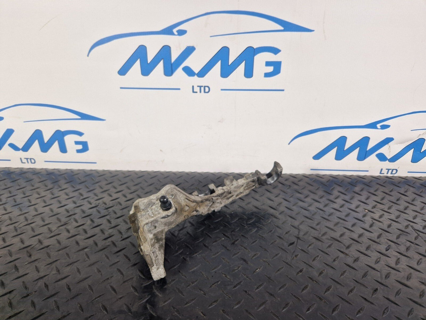 14-21 MERCEDES BENZ C300h W205 AIR FILTER BOX MOUNT A6510940427