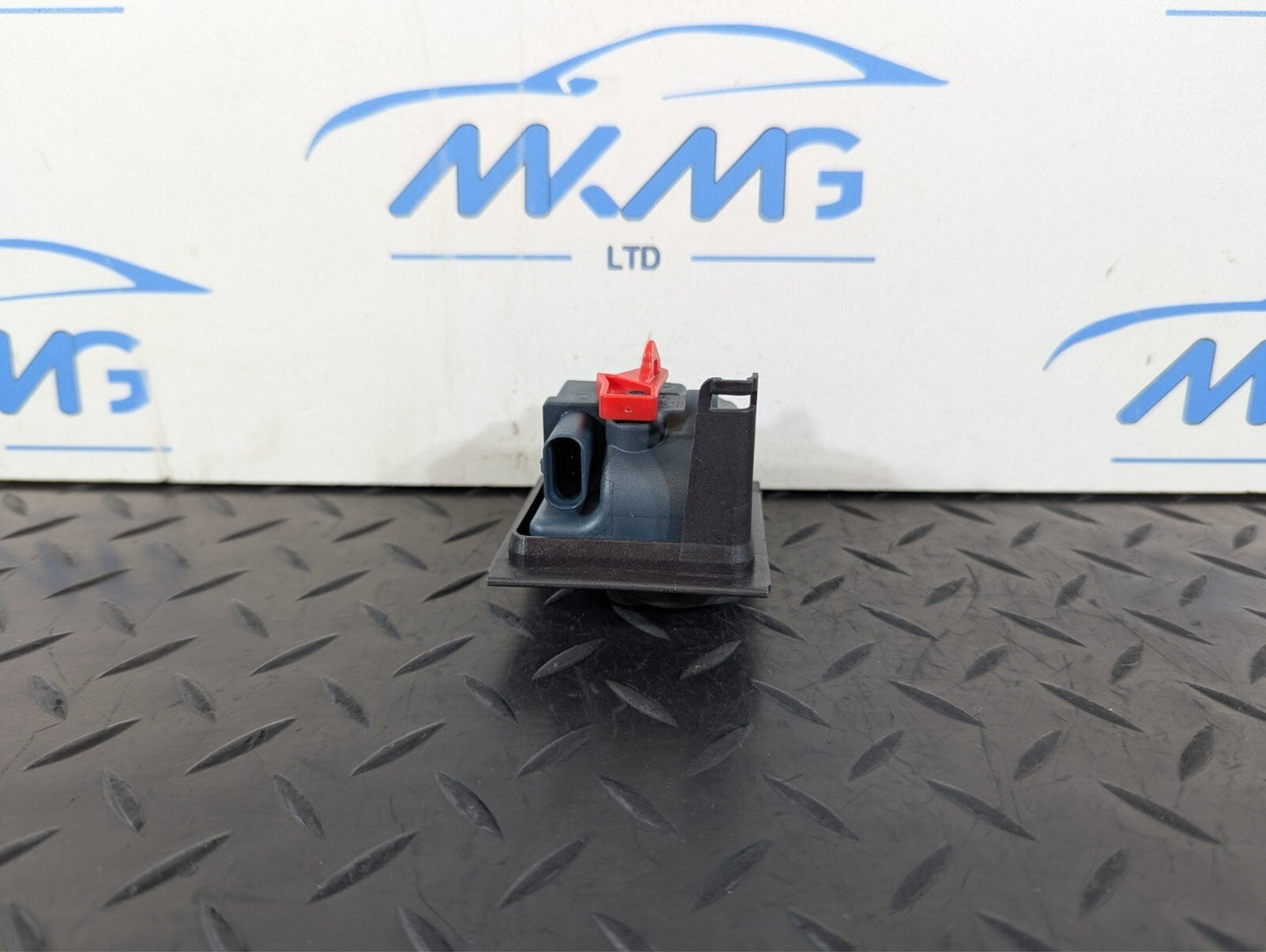 13-19 MERCEDES BENZ CLA C117 GENUINE DOOR LOCK ACTUATOR RELEASE MOTOR A000820230