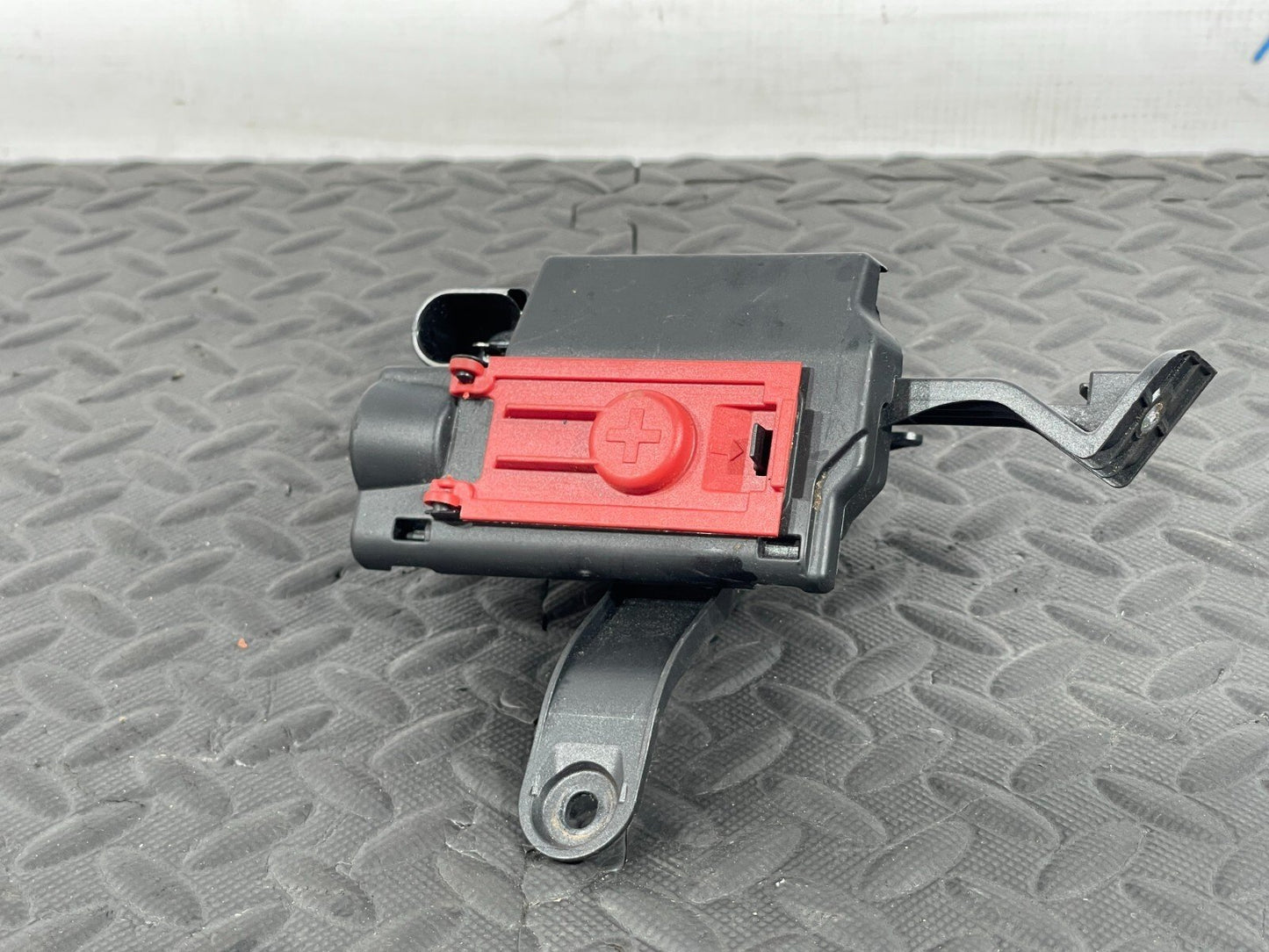 16-19 AUDI A4 B9 AVANT GENUINE POSITIVE BATTERY POWER DISTRIBUTION BOX CONNECTOR
