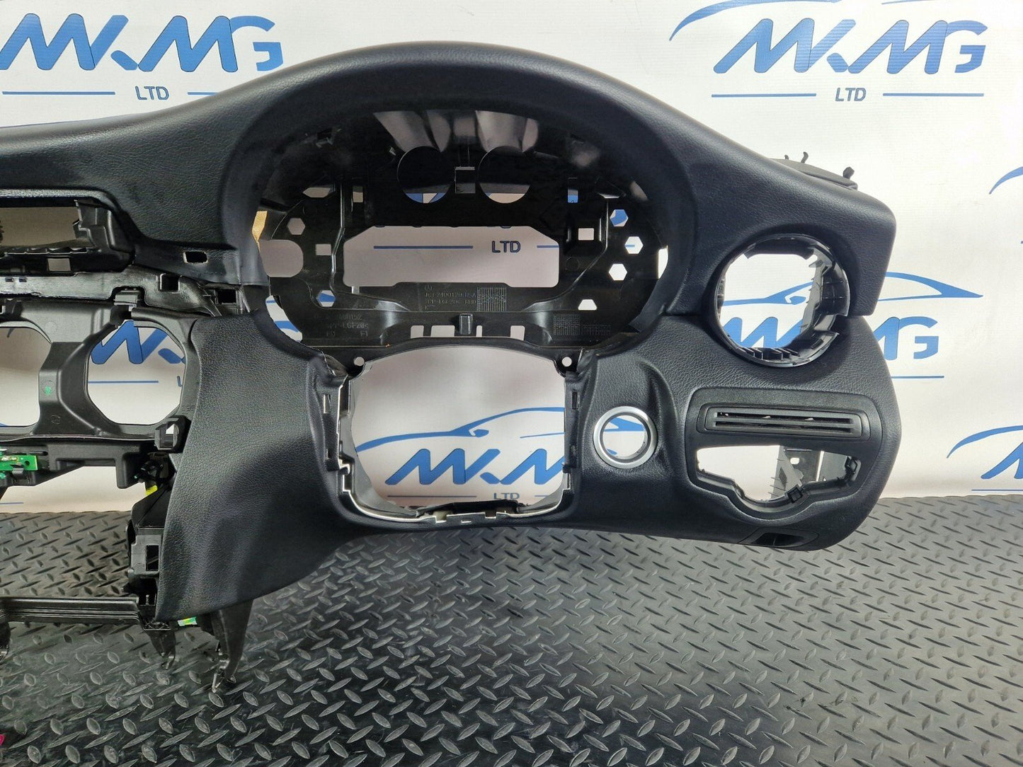 MERCEDES BENZ C200 W205 OEM DASHBOARD ASSEMBLY & AIR BAG A2056802887 A2058600500