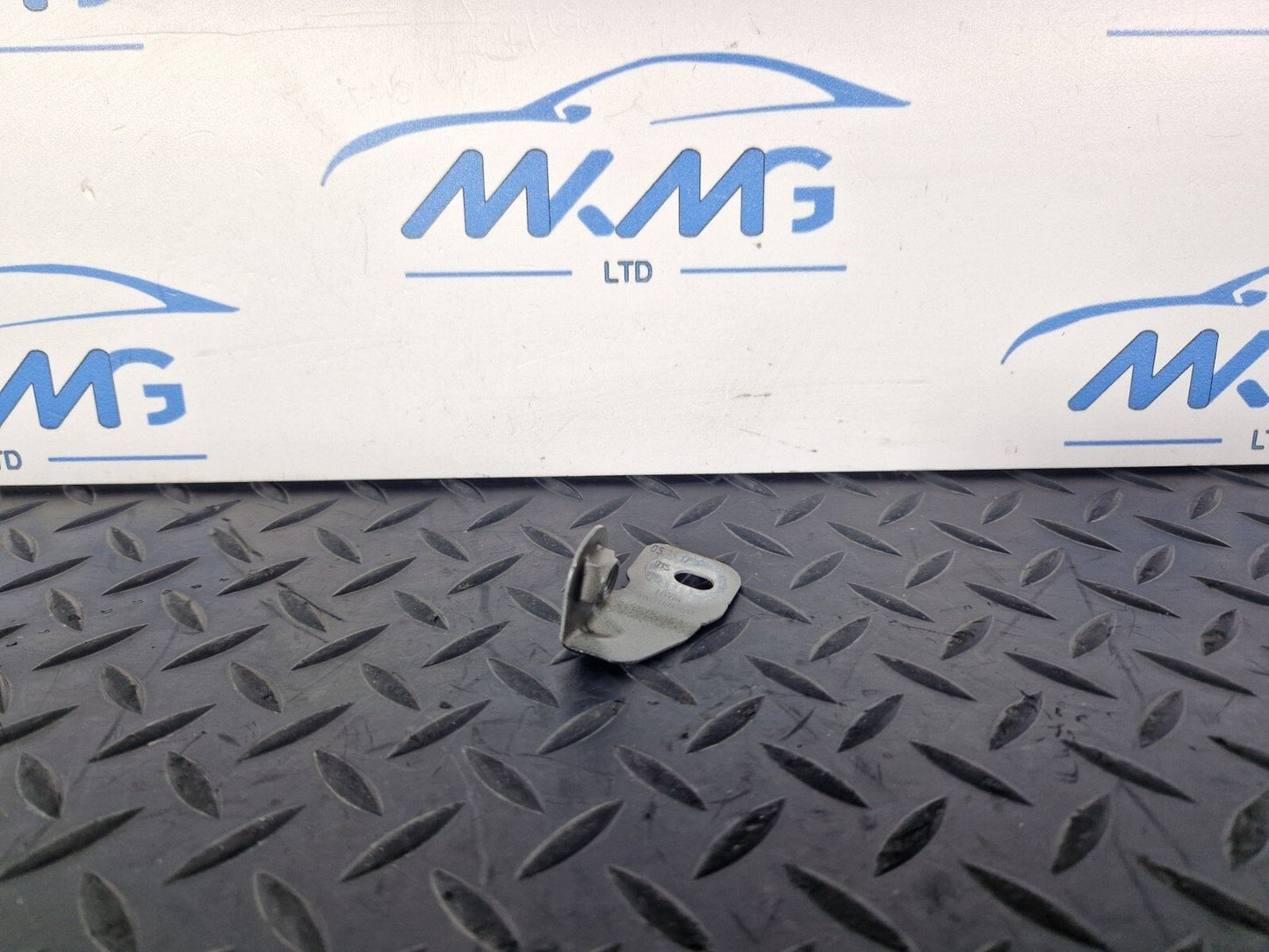 16-19 AUDI A4 B9 GENUINE OEM FRONT RIGHT DRIVER SIDE WING BRACKET 8W0821470