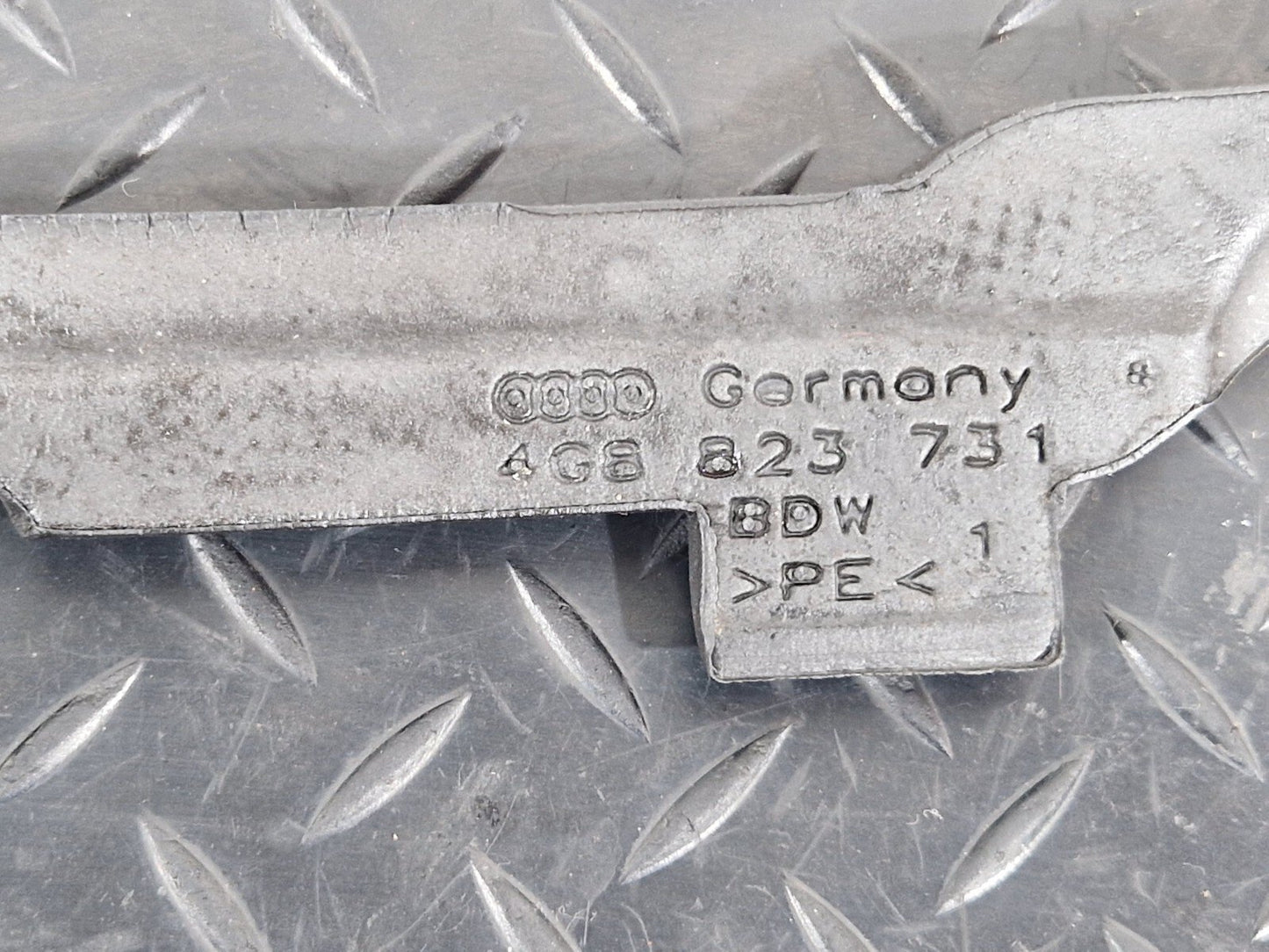 10-18 AUDI A7 4G S-LINE OEM FRONT LEFT WING SEAL 4G8823731