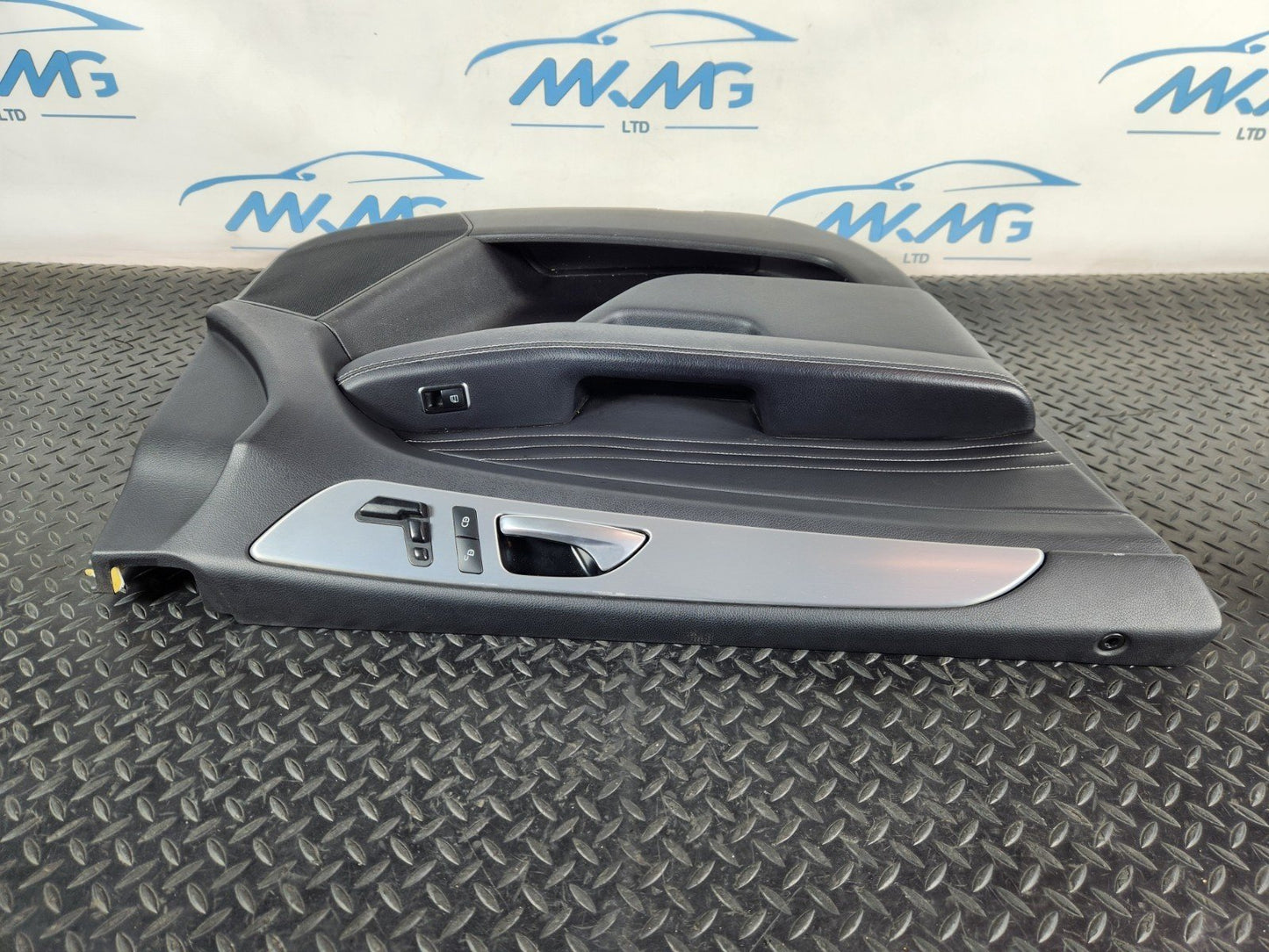 11-19 MERCEDES BENZ ML W166 FRONT LEFT N/S DOOR CARD PANEL IN BLACK LEATHER