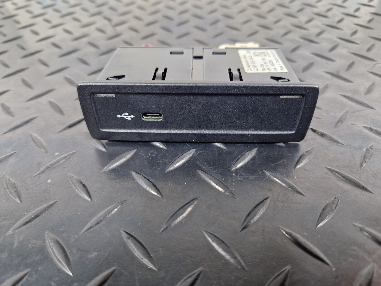 19-ON MERCEDES B CLASS W247 CENTRE CONSOLE USB CONNECTION PORT A2478203902