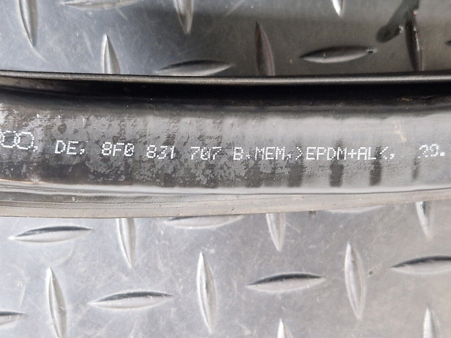 12-17 AUDI S5 CONVERTIBLE FRONT LOWER DOOR RUBBER SEAL 8F0831707