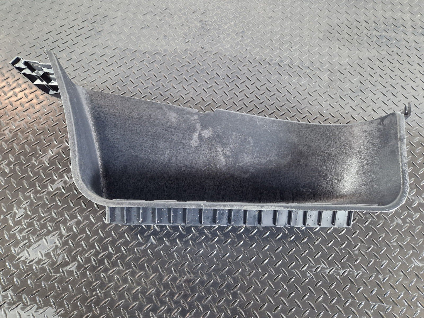 18-ON MERCEDES BENZ SPRINTER W907 SIDE STEP TRIM LEFT SIDE A9106860100