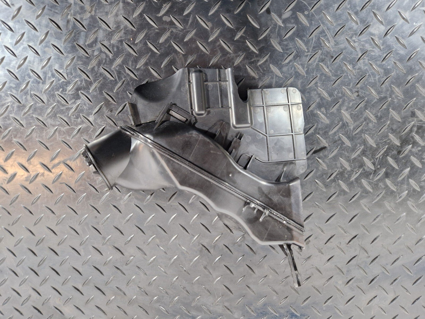 BMW X1 X2 SERIES DRAIN DUCT 7385250 F48 F39