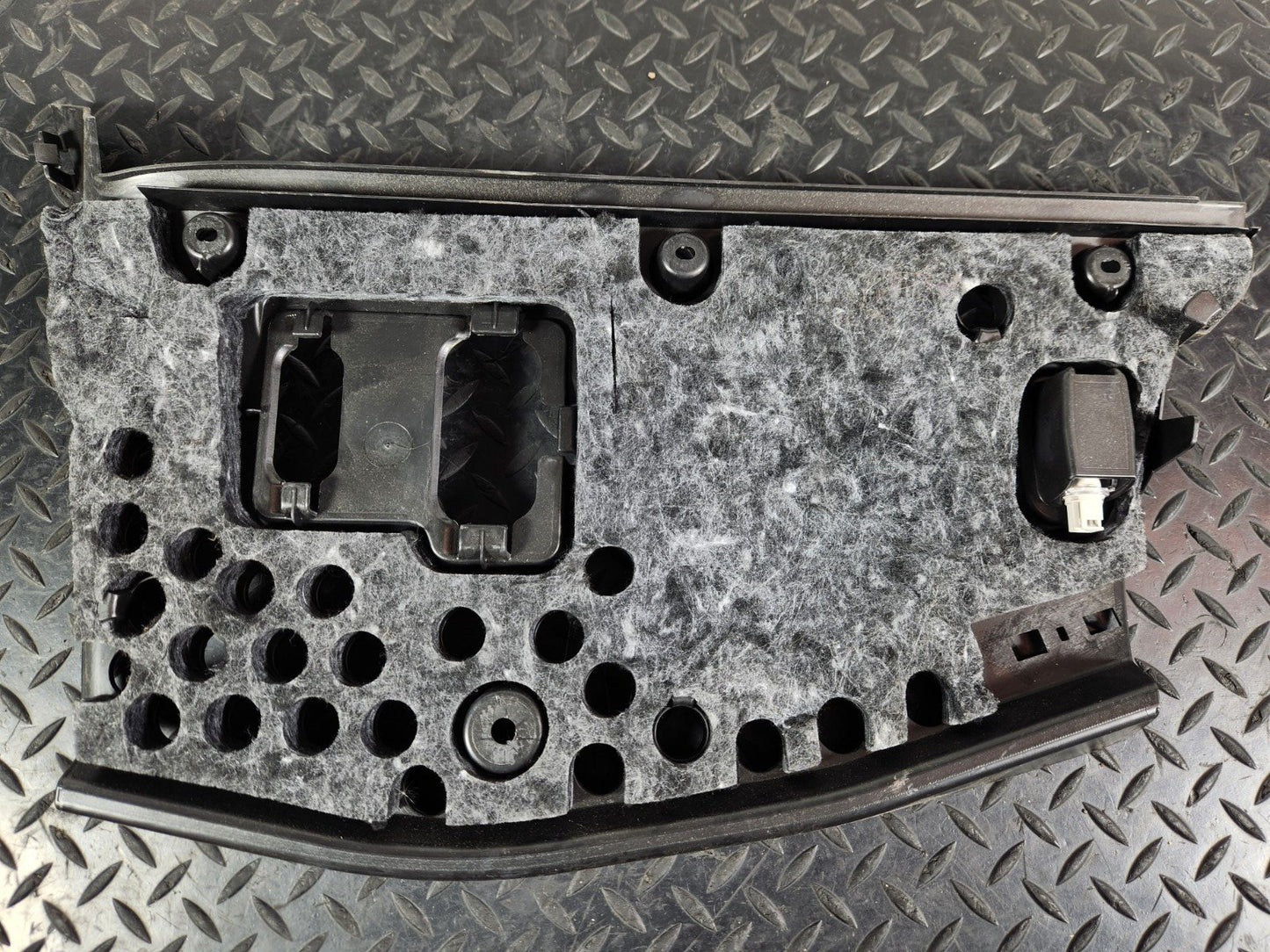 11-19 MERCEDES BENZ ML W166 LEFT SIDE N/S UNDER DASH TRIM COVER A1666801808
