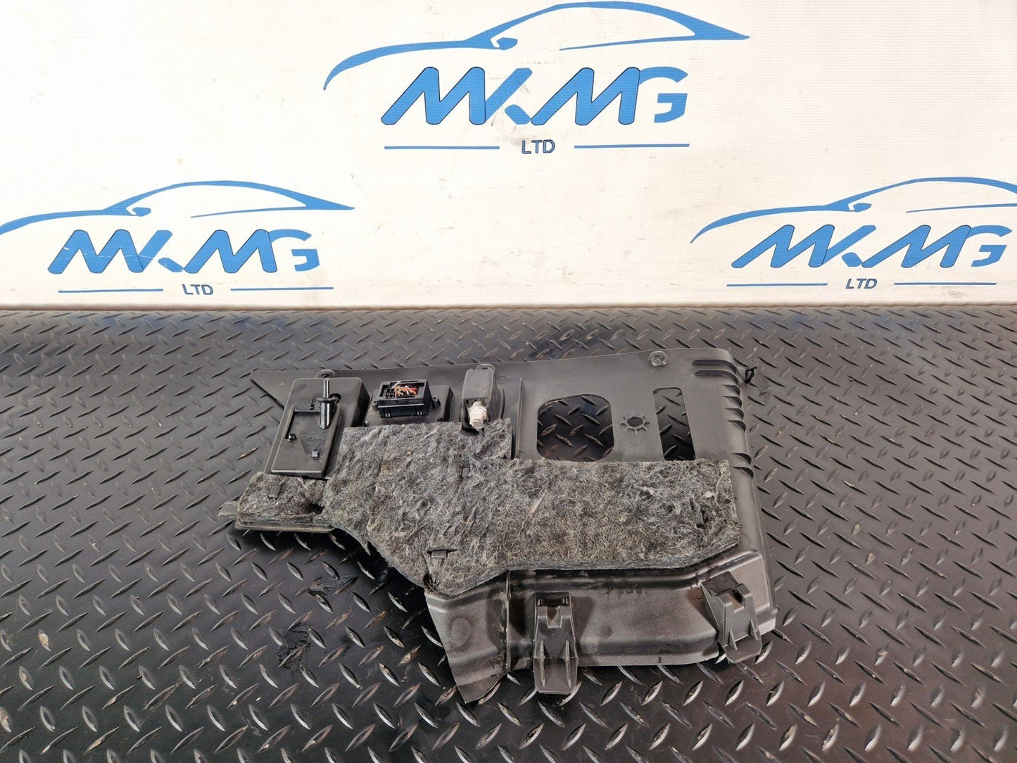 16-19 MERCEDES BENZ GLE W166 UNDER DASH PANEL TRIM COVER RIGHT SIDE A1666803607