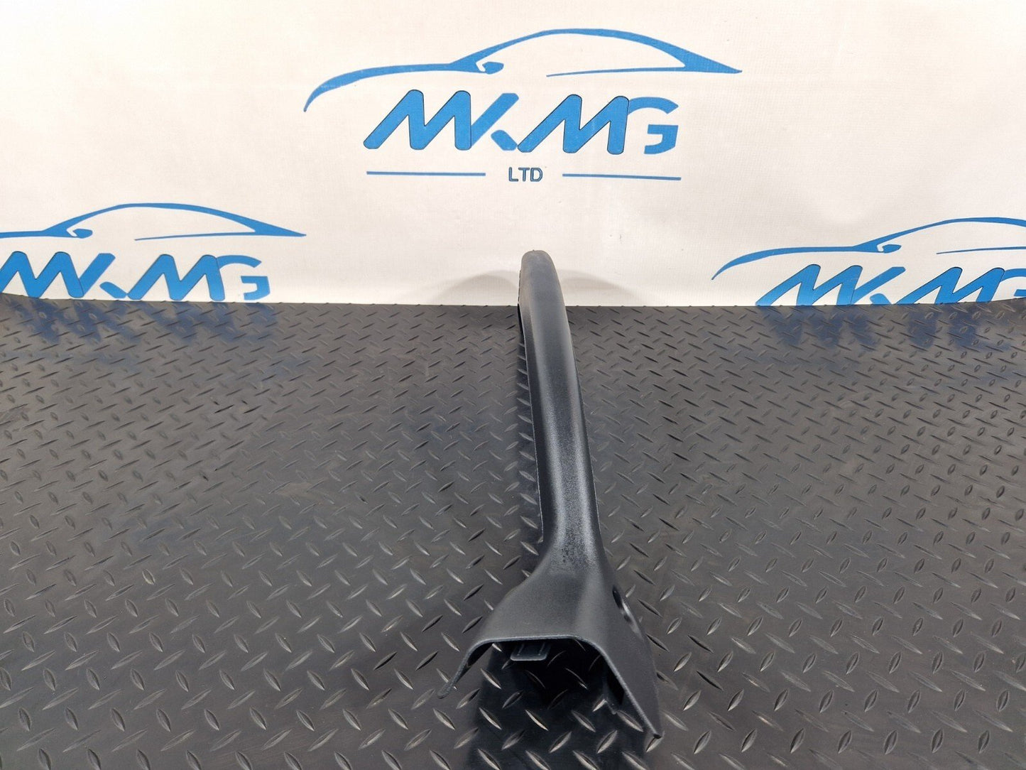 19-ON MERCEDES BENZ CLA C118 TRUNK LID HINGE COVER TRIM LEFT A1188210000