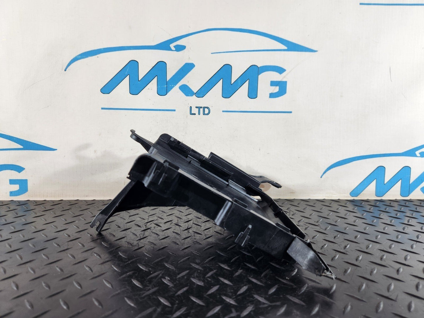 16-19 AUDI A4 B9 ESTATE  GENUINE ENGINE CONTROL UNIT BRACKET 8W0907647A