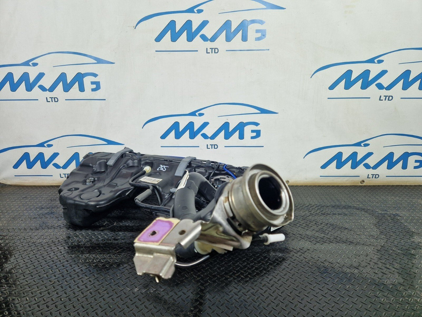 14-21 MERCEDES BENZ C-CLASS C200d W205 DIESEL FUEL TANK & PUMP A2054700501