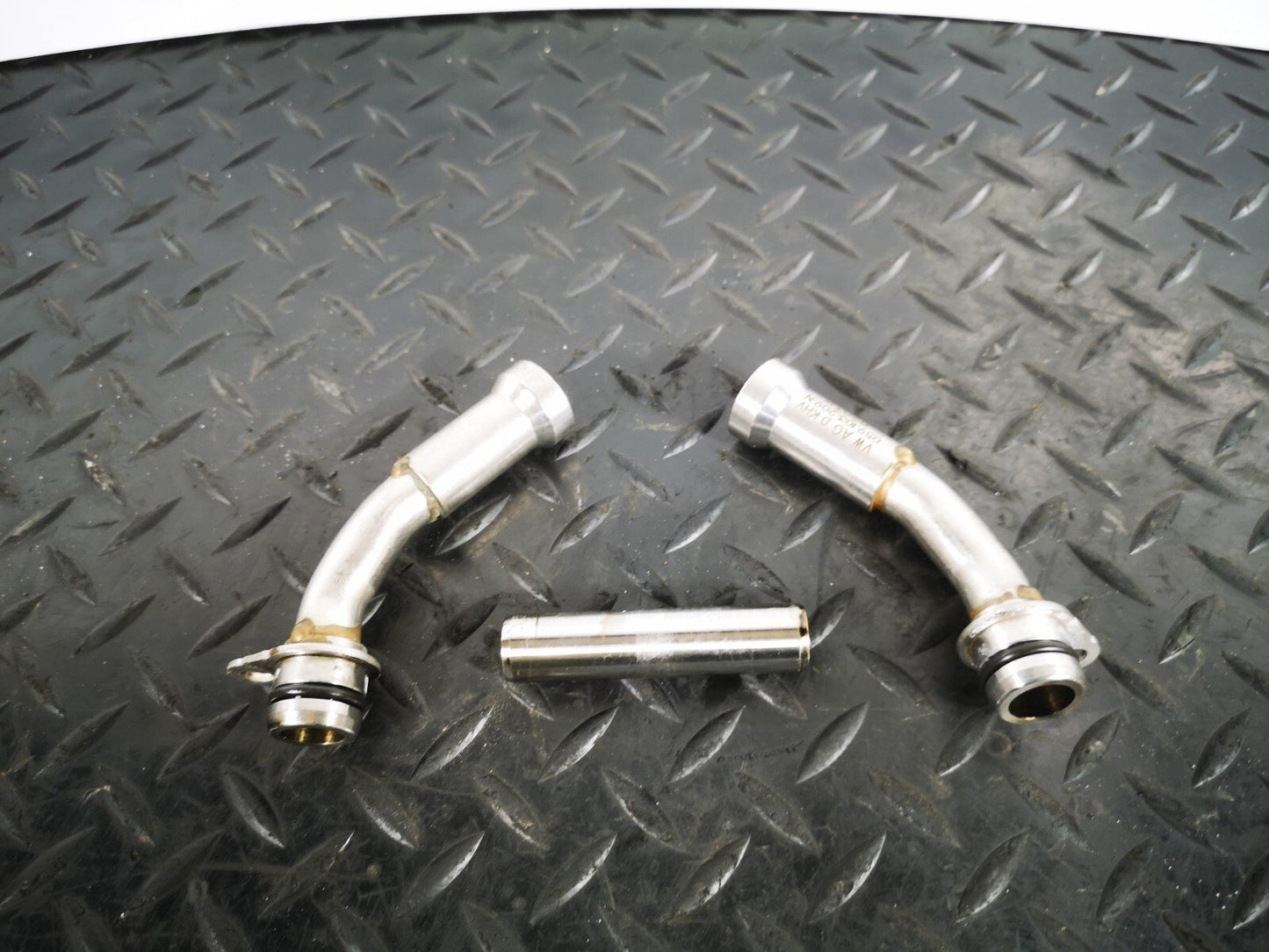 16-19 AUDI A4 B9 S-LINE GENUINE V6 3.0TDI CSW MENGINE BREATHER PIPE 059103209N
