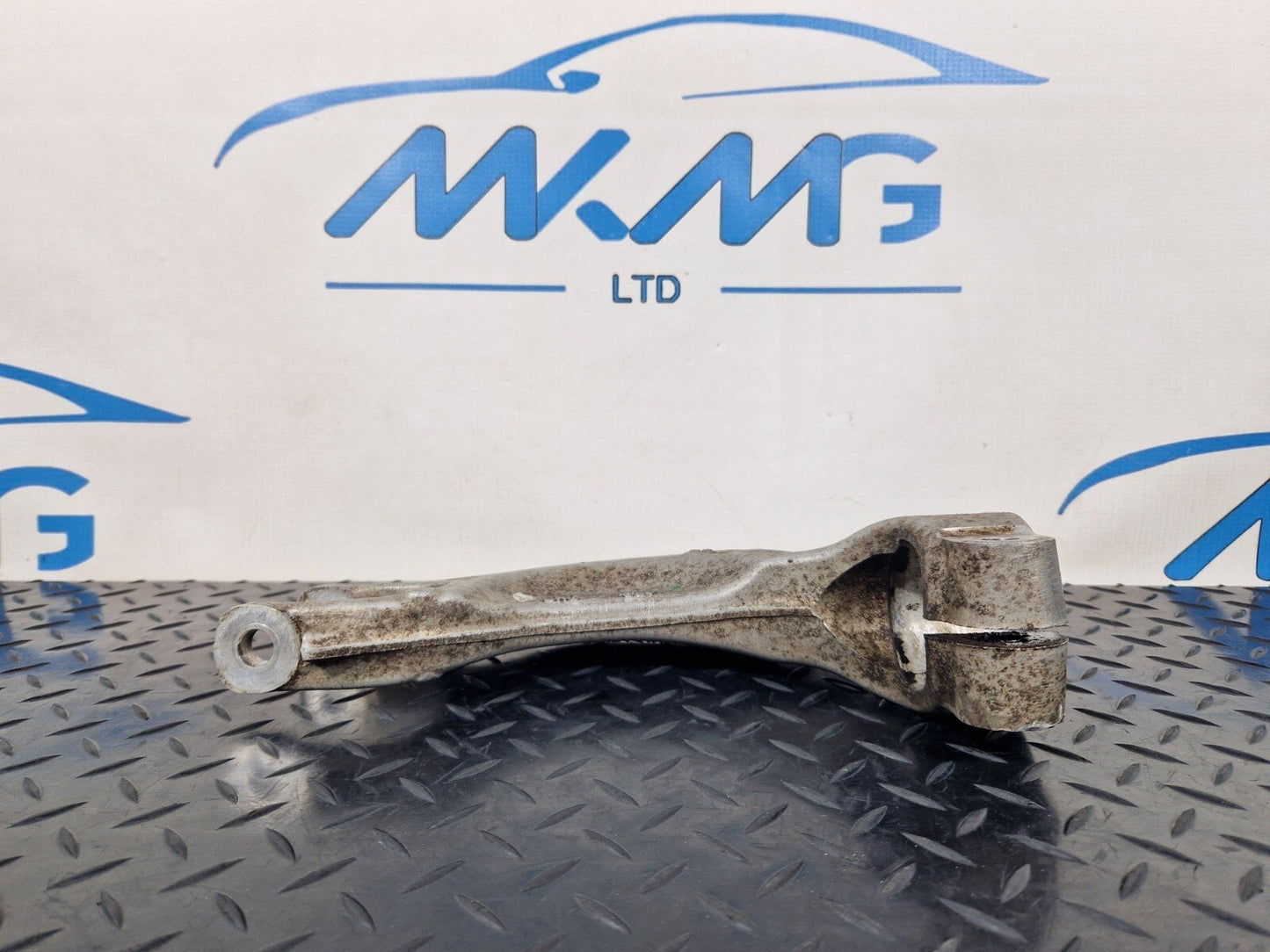 16-19 AUDI A4 B9 FRONT LEFT SIDE SUSPENSION STRUT BRACKET 8W0413037