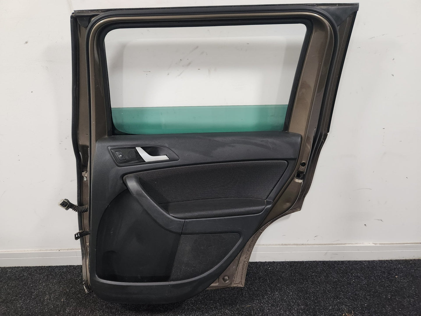 Skoda Yeti MK1- 5L SUV Rear Right O/S Driver Complete Door in Brown 1M/ F8N