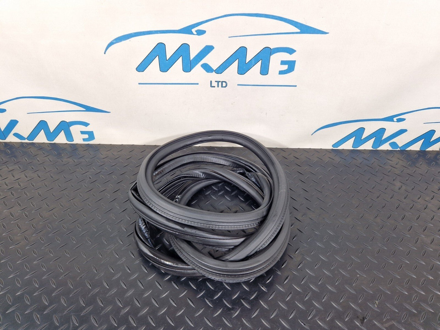 16-19 AUDI A4 B9 OEM REAR LEFT OR RIGHT DOOR RUBBER SEAL 8W5833721