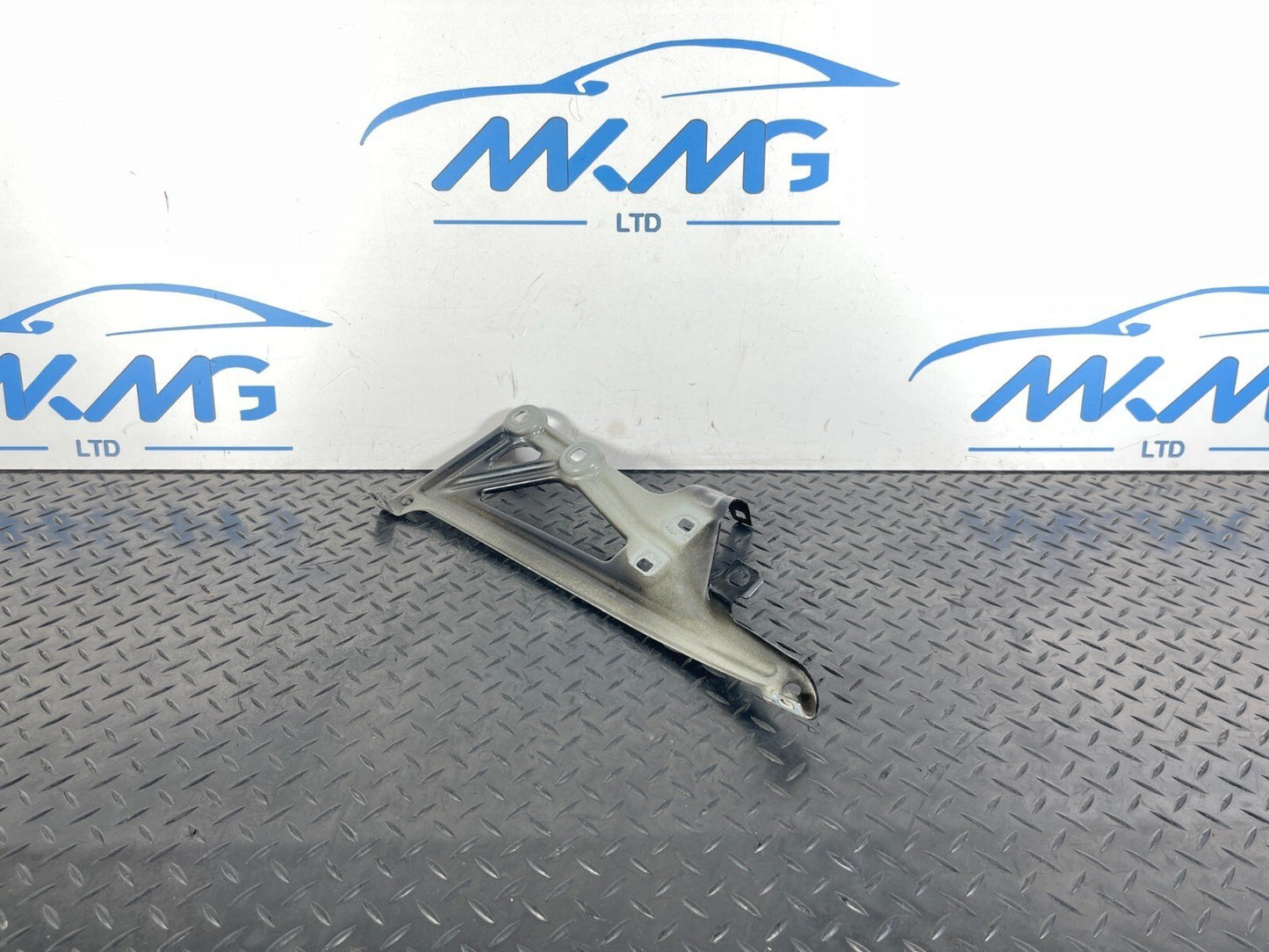 16-22 BMW X1 F48 GENUINE FRONT RIGHT DRIVER SIDE WING BRACKET 7329448