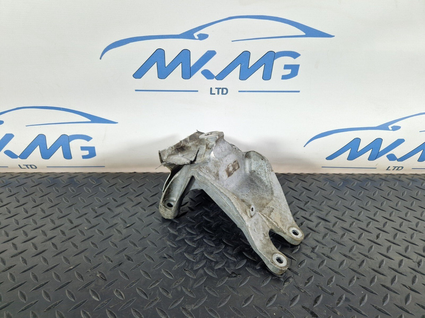 16-19 AUDI A4 AVANT B9 GENUINE RIGHT ENGINE MOUNT BRACKET 8W0199308H