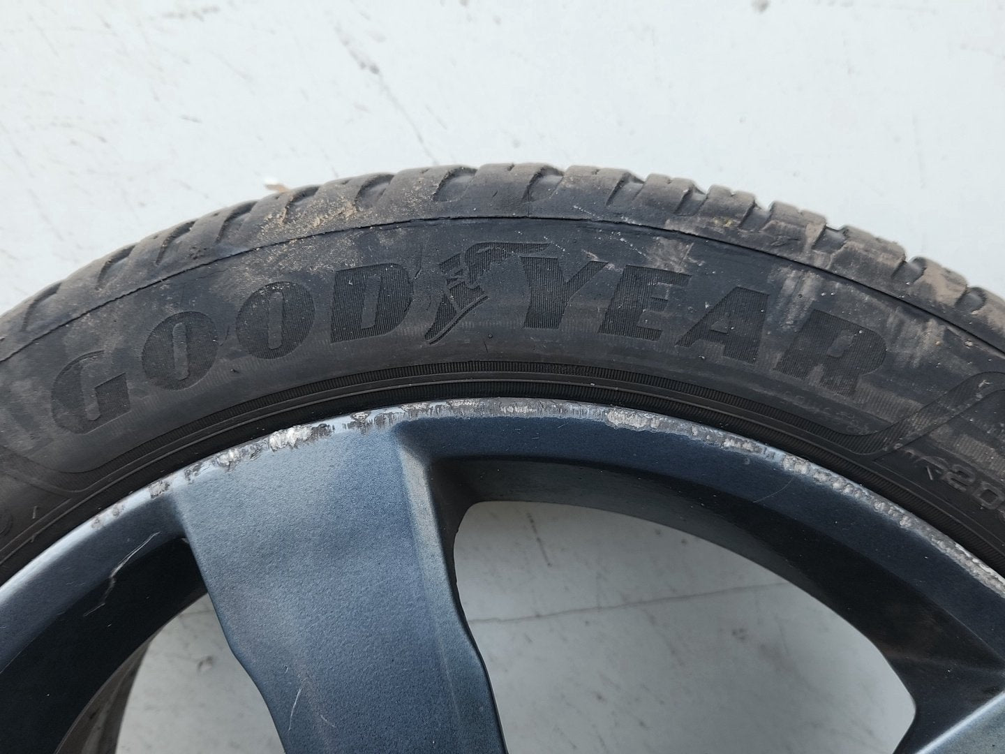Volvo C30 MK1 FL (MK) (533) 17" Alloy Wheel with Tyre 205/50/17 ~4mm 31290177