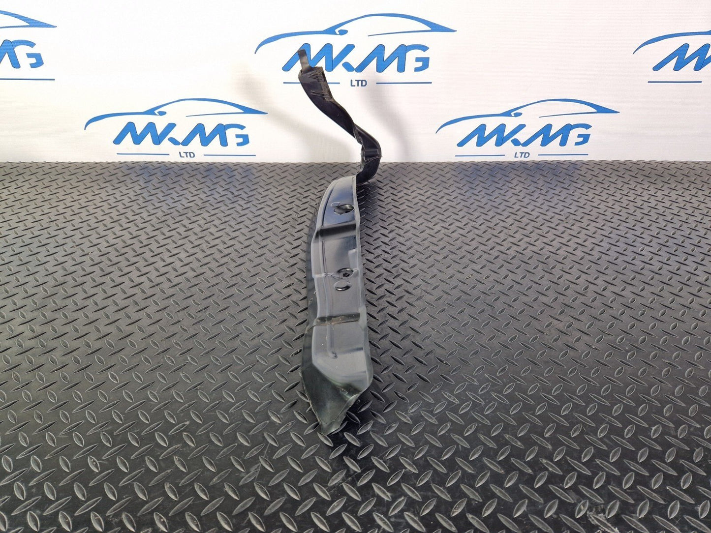15-18 AUDI A7 4G FRONT RIGHT WING FENDER END SEAL PLATE 4G8821112A