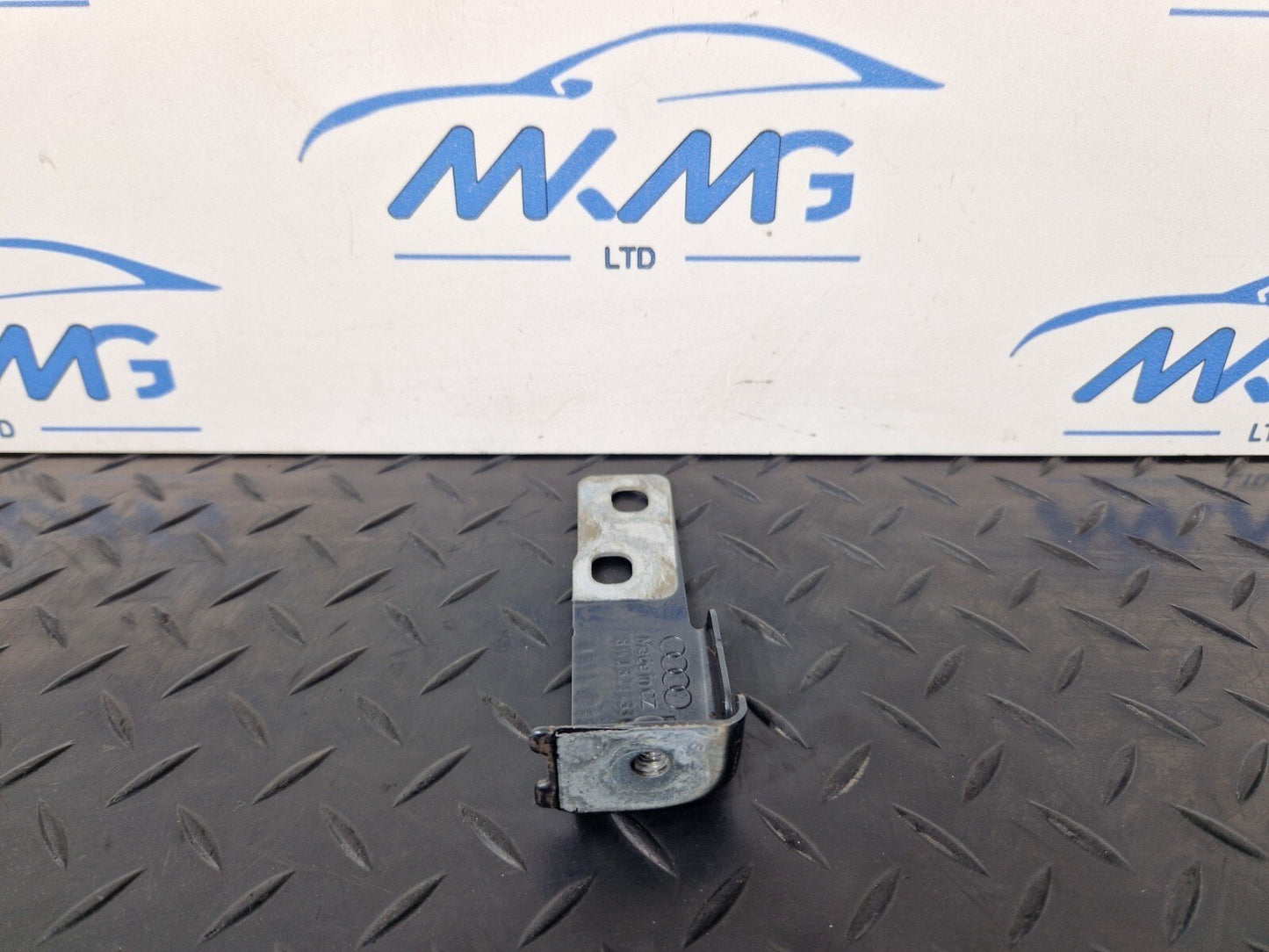 Audi A49 B9 Genuine Front Left N/S Passenger Wing Bracket 8W0821433B