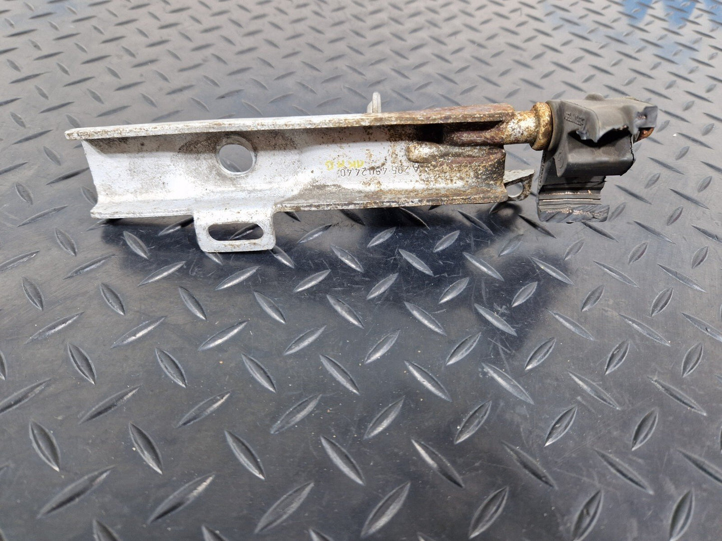 14-21 MERCEDES C220d W205 EXHAUST PIPE MOUNT HOOK BRACKET HOLDER A2054902440